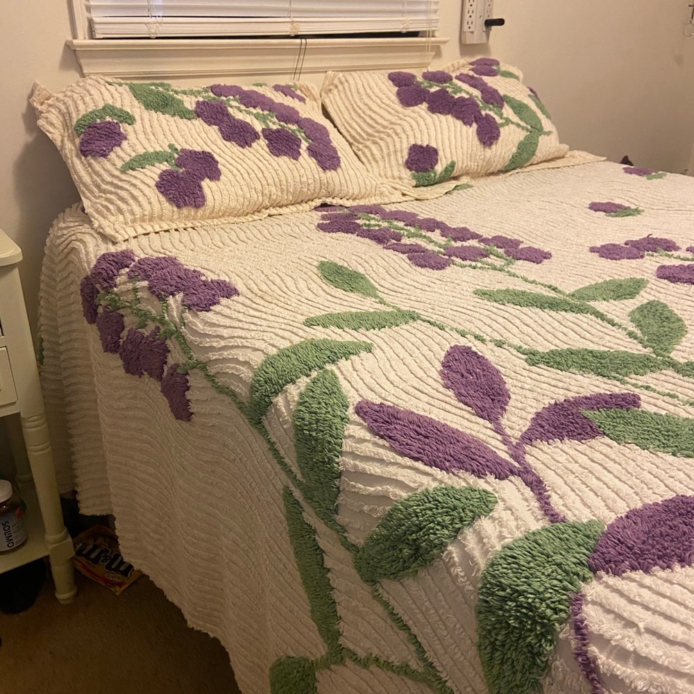 Queen bedspread and shams